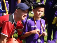 3 Der F-Jugendspieler Niko Saks freut sich mit seinem Trainer Jannis Zickermann über seine Medaille