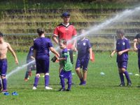 6 Riesiger Wasserspa&szlig; zum Abschluss des Camptages FSJ Jannis Zickermann betreut die Kids